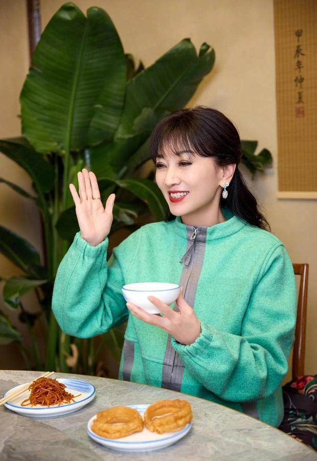 搜狐娱乐讯 29日，赵雅芝在社交平台上晒出一组生活美照，并配文称：“老北京早餐三件套：豆汁儿+咸菜丝儿+焦圈儿。自己吃完还要看别人吃，给我忙的不行。”