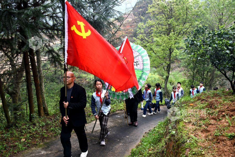 江西南丰：清明祭英烈（图）