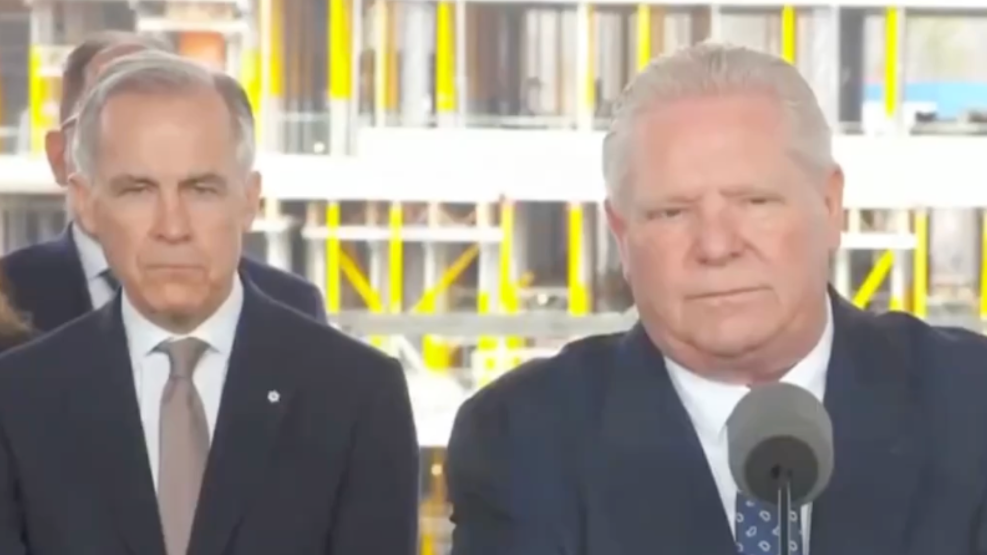 加拿大安省省长差点喝了卡尼的水，开玩笑称“喝了不会变自由派吧？”