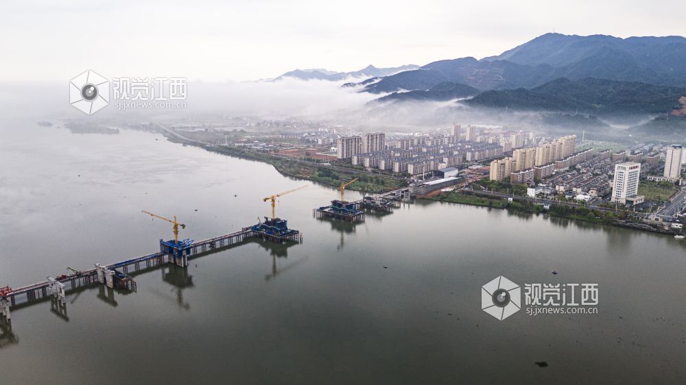 暴雨过后，吉水清晨天朗气清，经雨水冲刷后的景致洁净透亮，天地间澄澈如新，处处彰显着雨后的清新与生机，构成一幅雅致的清晨图景。