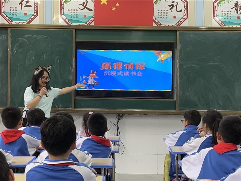 罗海燕走进校园给学生们上阅读课。图片由受访者提供