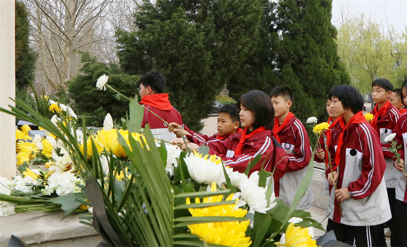 4月1日，平乡县第六中学学生在县革命烈士陵园向革命英烈献花。