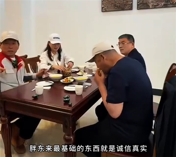 魏建军请于东来吃驴肉火烧 赞长城牌驴火正宗好吃 两大佬兄弟相称