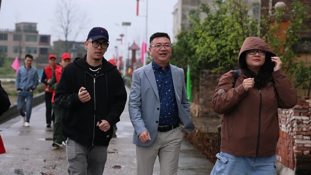 @麦狗886 罗李晟（左一）在回乡路上