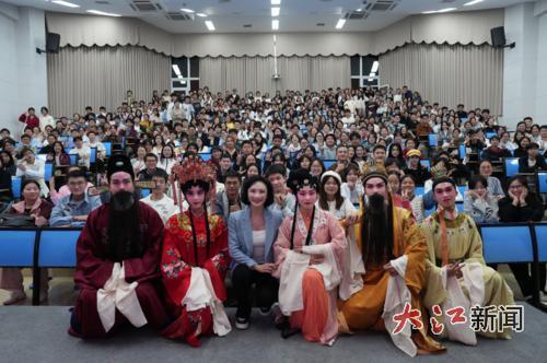陈俐(前排左三)与学生合影(图片由陆文青摄)