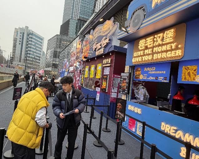 聚焦万象城汉堡节 招商银行武汉分行持续开展优化现金支付服务宣传活动