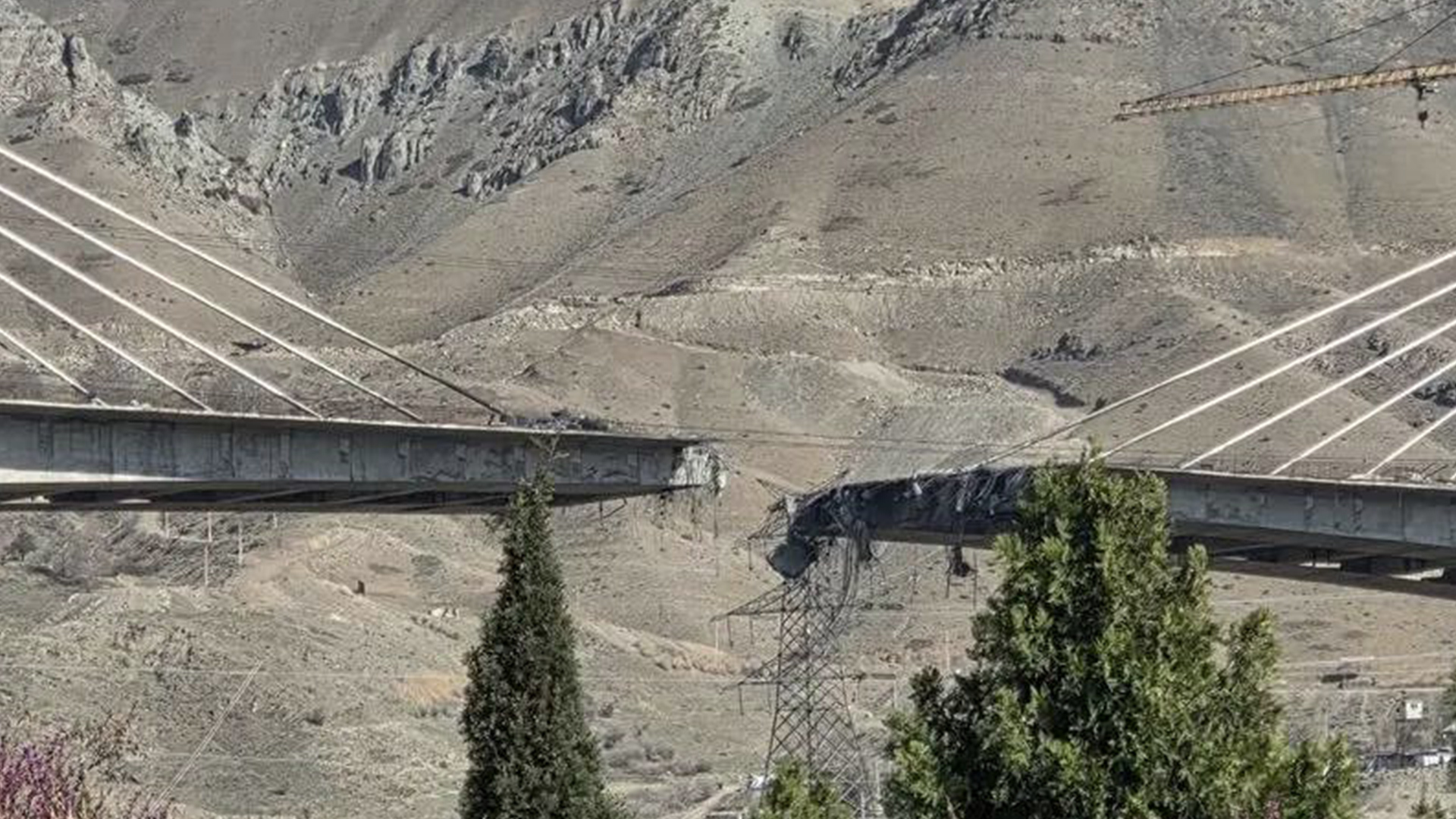 美国炸毁伊朗最大桥梁致8死95伤，伊朗外长：破坏民用设施并不能迫使伊朗投降