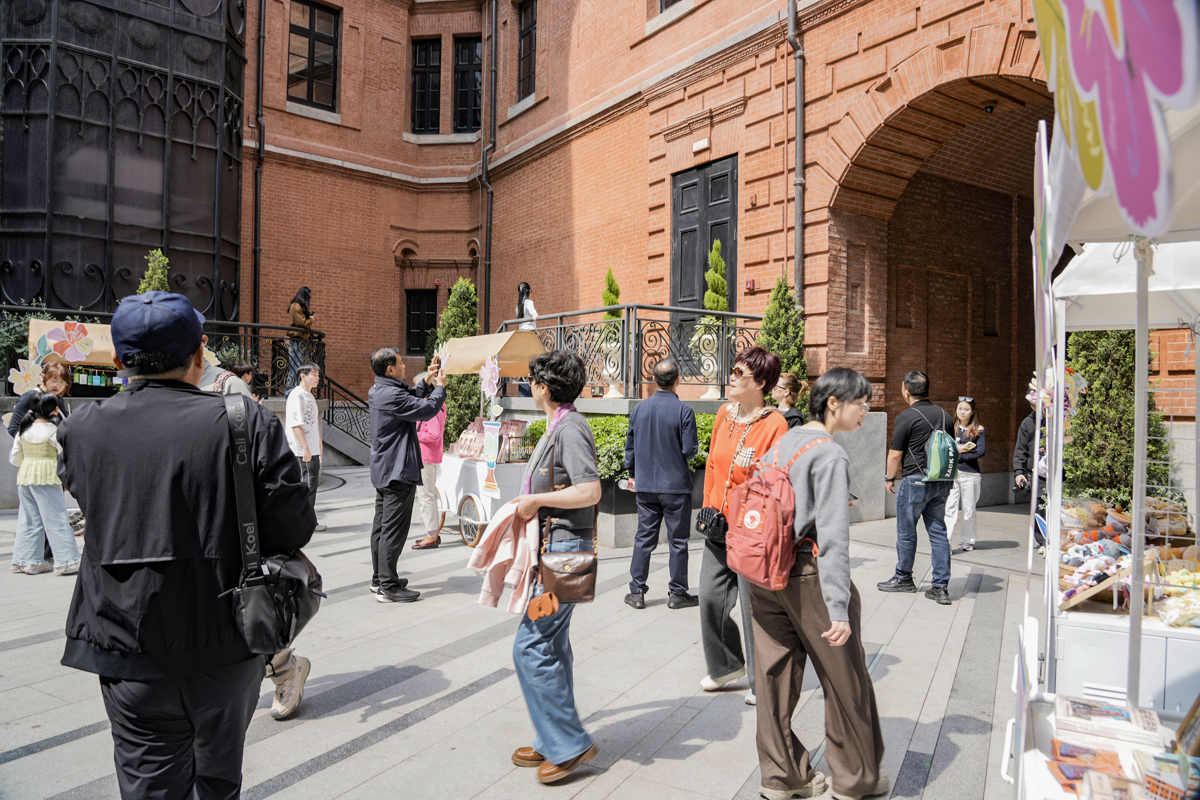 市民在巴公房子内的庭院参观打卡