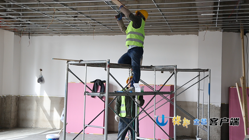 △施工人员开展室内吊顶作业，有序推进装修工序。