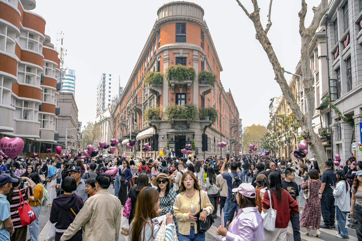 市民游客热情打卡巴公房子