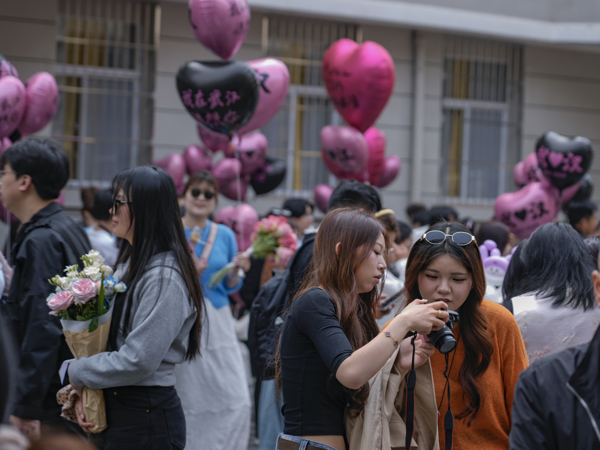 市民游客热情打卡巴公房子