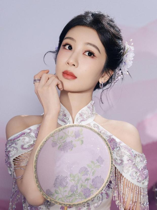 杨紫的眼神灵动，炯炯有神。