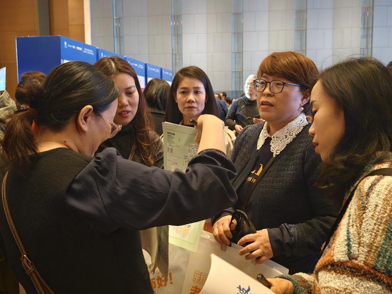 咨询会现场热烈有序