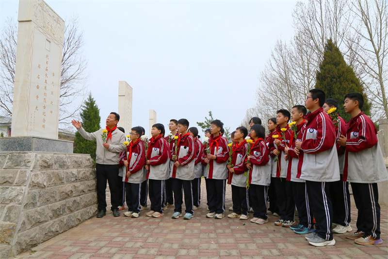 4月1日，平乡县第六中学学生在县革命烈士陵园聆听英烈故事。