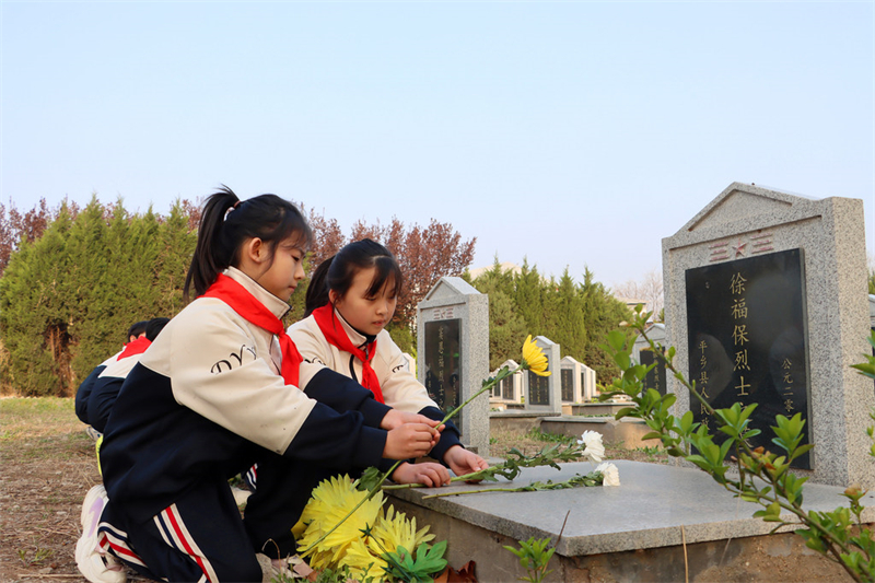 4月1日，平乡县第一小学学生在县革命烈士陵园向烈士墓献花。