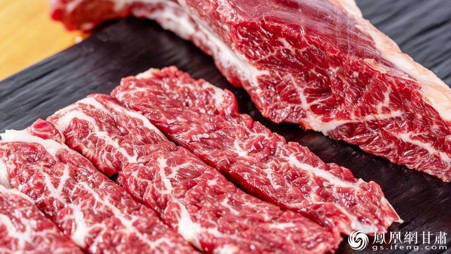 甘肃张家川红花牛有独特红白花纹，肉质紧实鲜嫩。