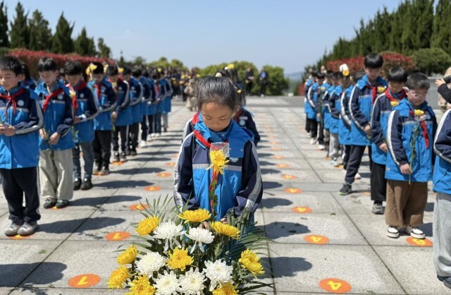 常德市武陵区第五小学学生代表向英烈默哀。通讯员 摄