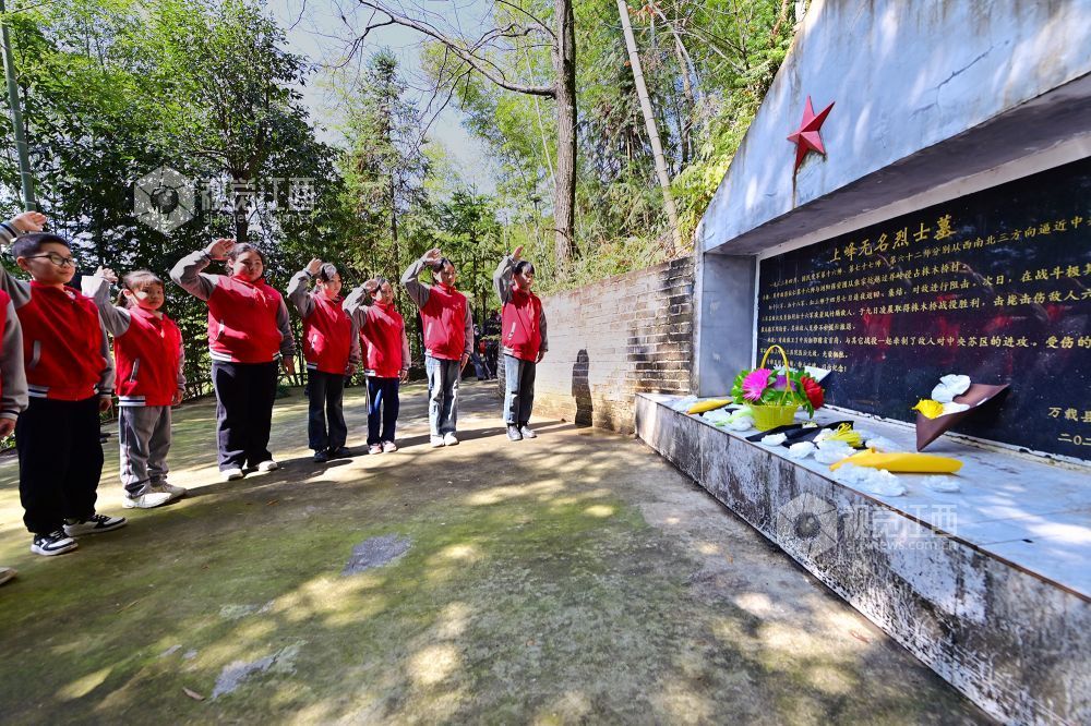 2026年4月1日,学生在江西省宜春市万载县茭湖乡上峰村革命烈士墓碑前敬礼。
