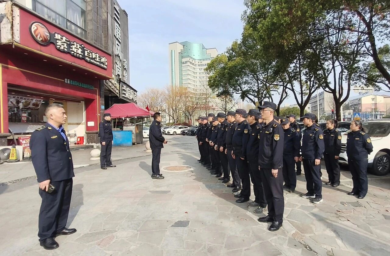 图为区城管局开展夜市摊点集中取缔整治行动。