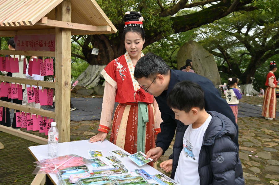游客在樱花公园参加“寻找赣小樱”剧情闯关活动。