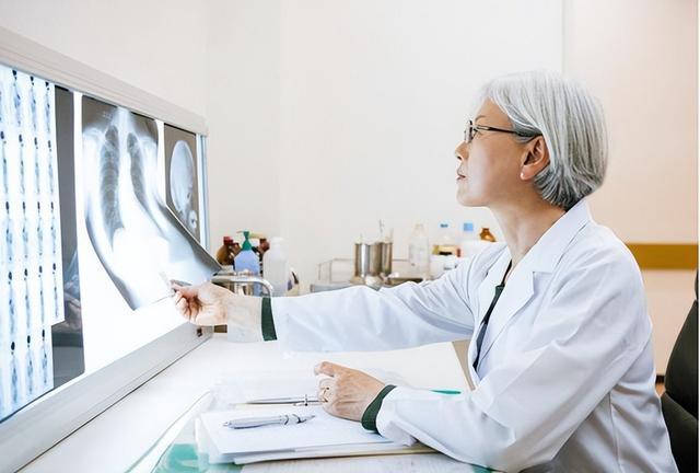 19岁大学生肺癌晚期，从不抽烟，就诊后发现：桌上一直摆3物