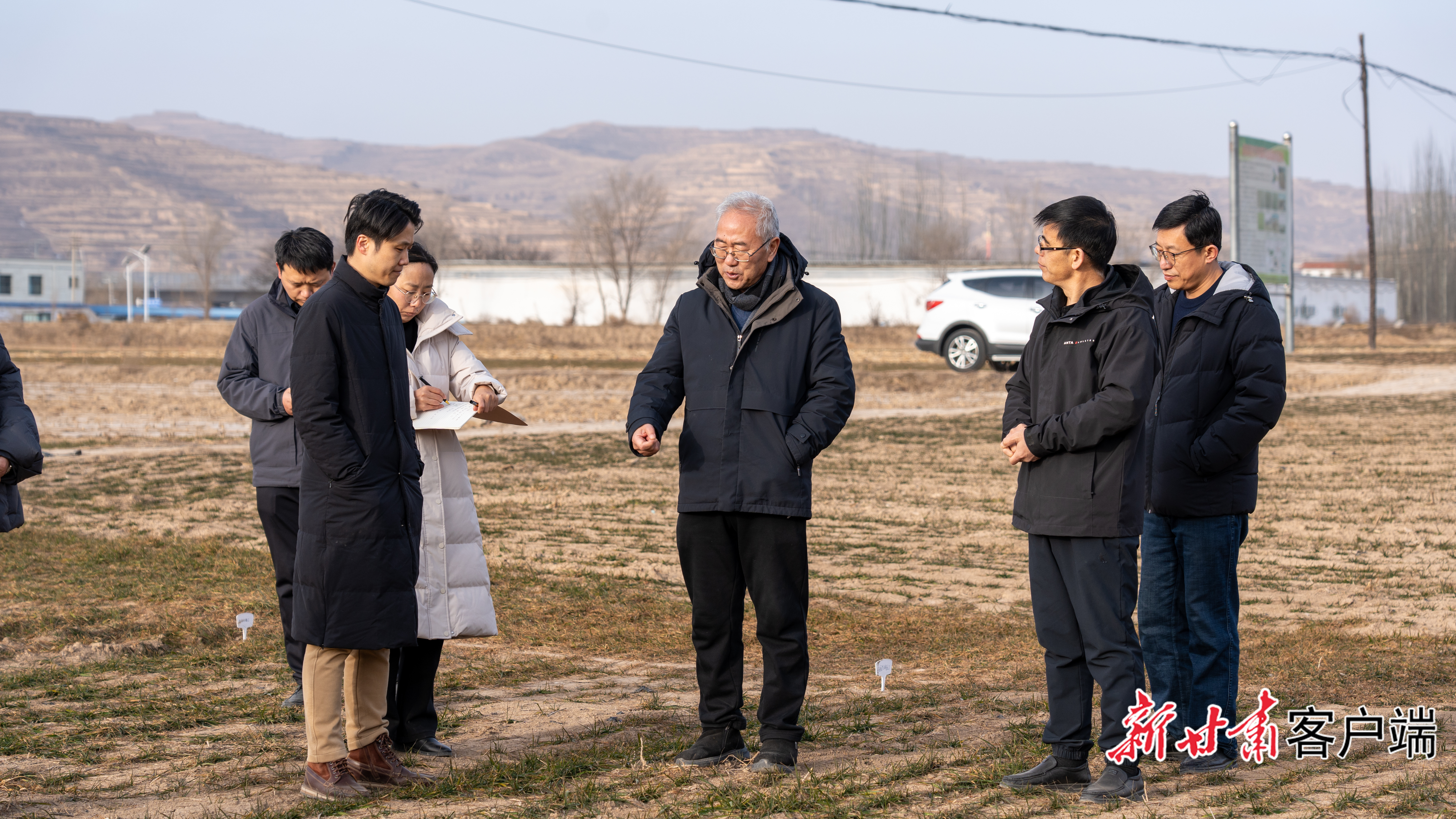 柴守玺委员在田间地头传递全国两会“好声音”