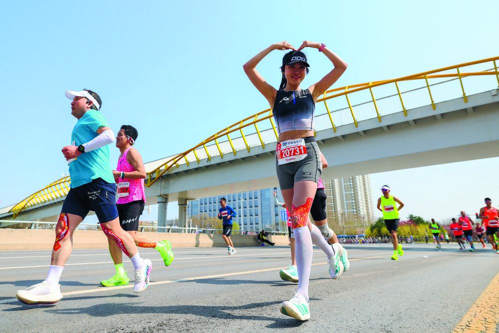 图为参赛选手在比赛中摆造型。　　新华社发　　（梁子栋 摄）