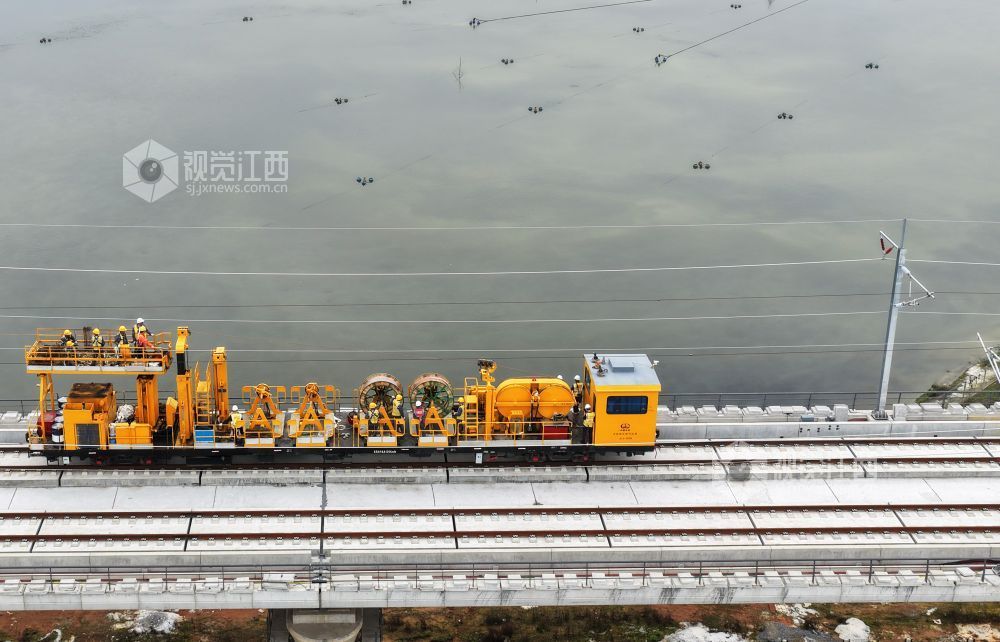 3月28日，中铁武汉电气化局的施工人员和南铁南昌供电段的技术人员正在京港高铁昌九段庐山南站至共青城东站区间架设首条接触网导线。