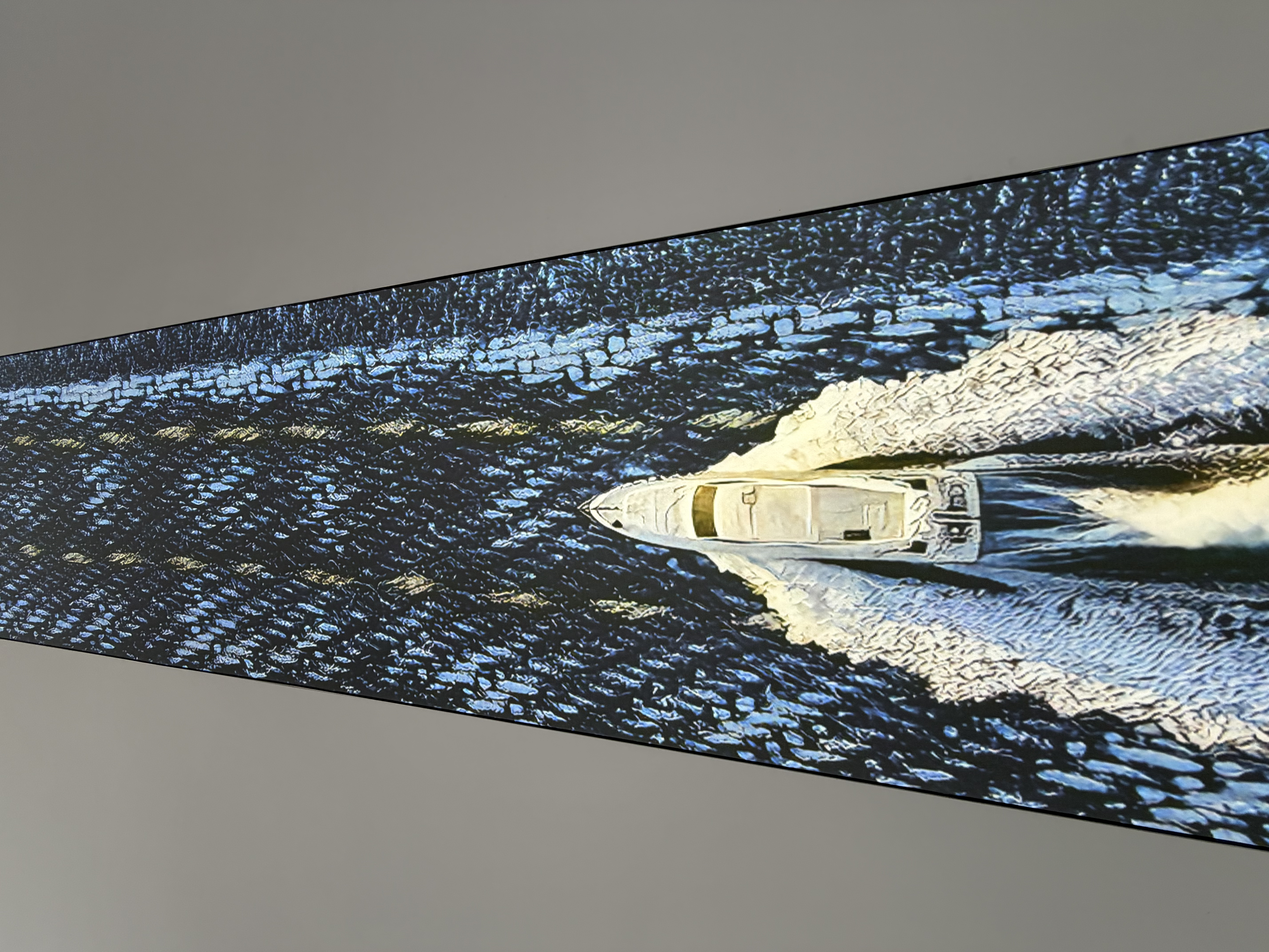 在“蓝海”中行驶的白色游艇。澎湃新闻记者 迪娜尔 摄