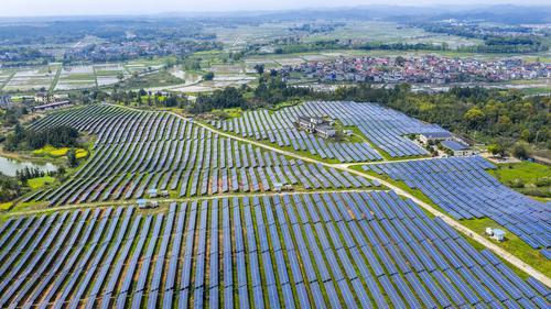 3月27日，宜丰县棠浦镇煤矿社区一处煤矿采空区上，一块块光伏发电板整齐排列，与民居、山峦、稻田交相辉映，勾勒出一幅和美乡村发展新画卷，老旧矿区也焕发出新生机。 近年来，宜丰县坚持绿色发展理念，立足当地资源禀赋，盘活荒山荒坡、废弃矿山、厂房屋顶、水库鱼塘等空间，大力推进光伏发电产业项目，提升土地综合利用效率，助力绿色低碳发展。同时，当地还通过“村集体+企业+农户”等模式，为村集体和农户开辟增收新路径，助推乡村全面振兴。特约通讯员 周亮摄