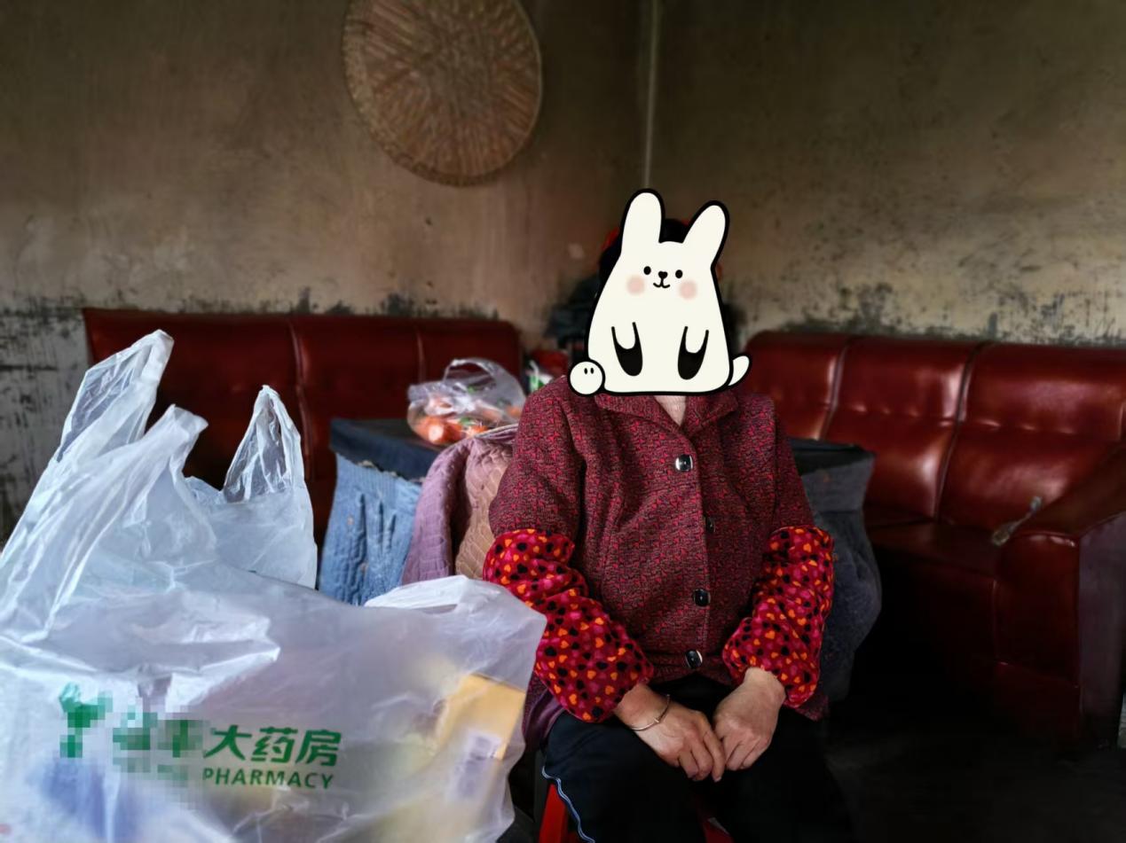 杨枣花刚买回两袋药。凤凰网《风暴眼》摄