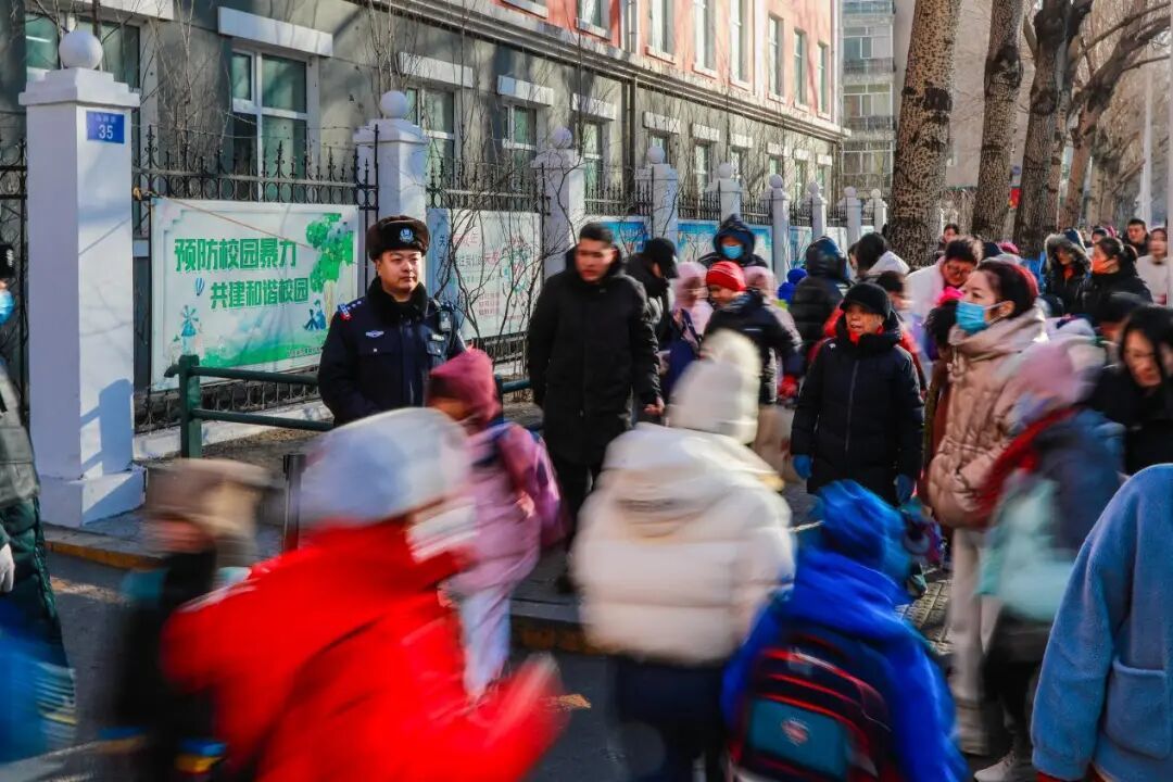 民警开展“护学岗”勤务守护校园周边治安秩序