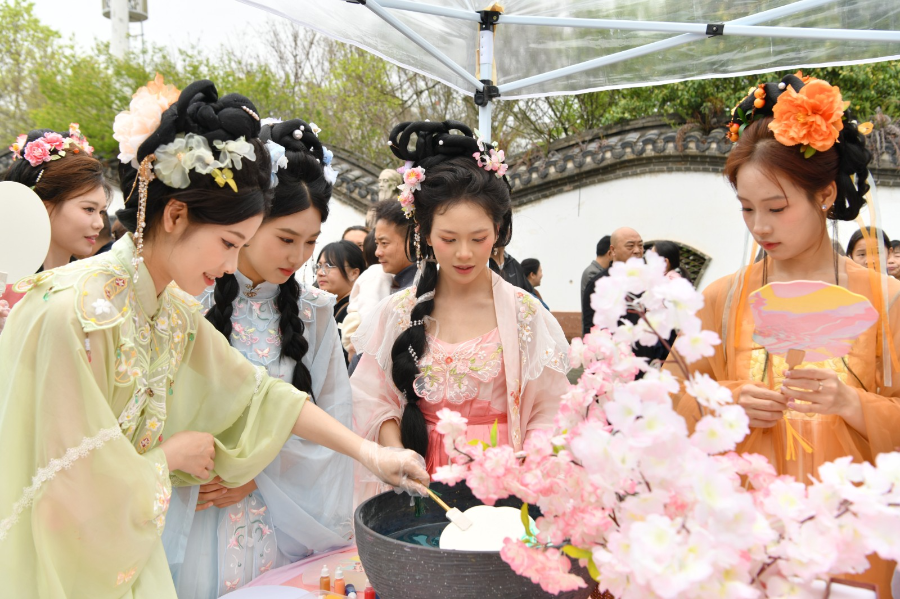 游客体验制作非遗漆扇。