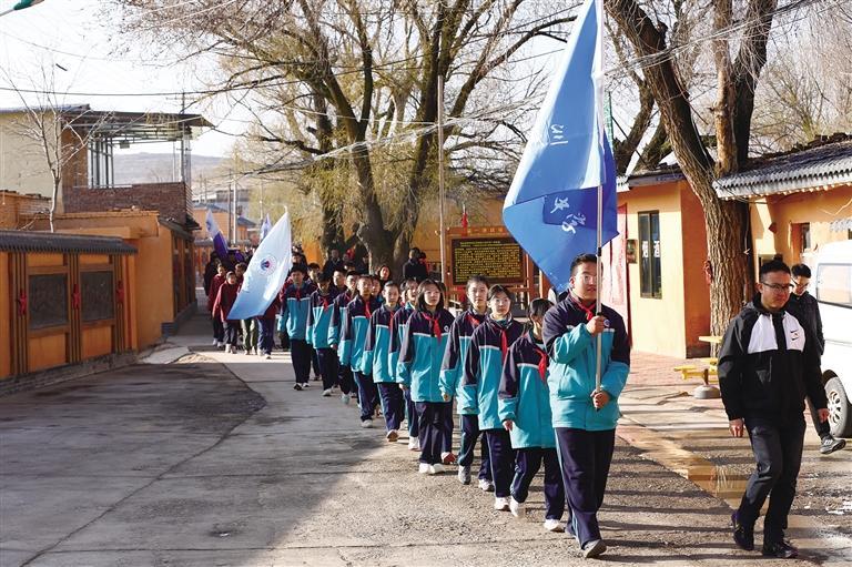 列队行进　记者　马军　摄