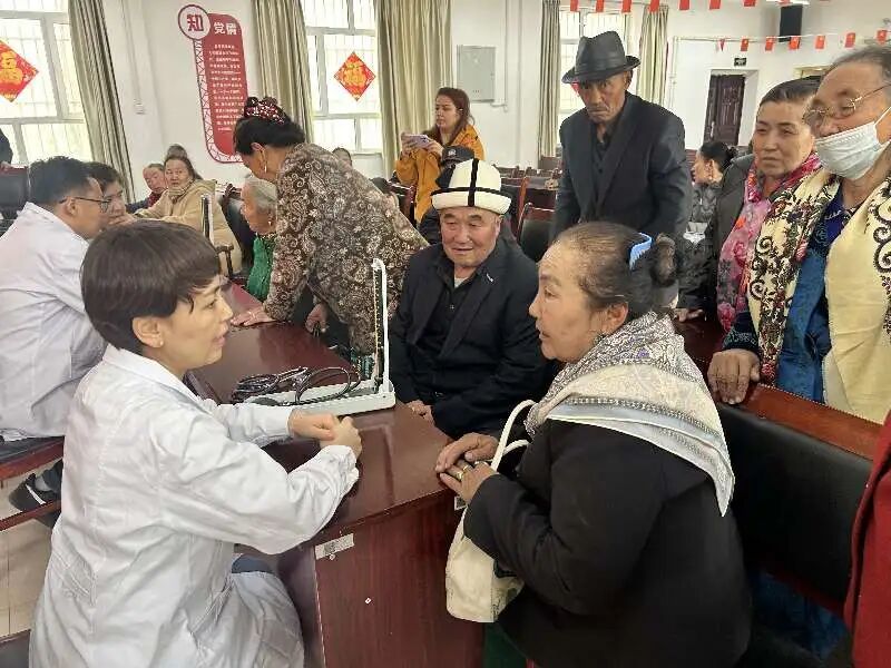 医疗志愿团队为村民现场看诊（新疆贸促会驻巴音库鲁提镇克孜勒阿根村工作队阿孜古丽&middot;依马尔拍摄）