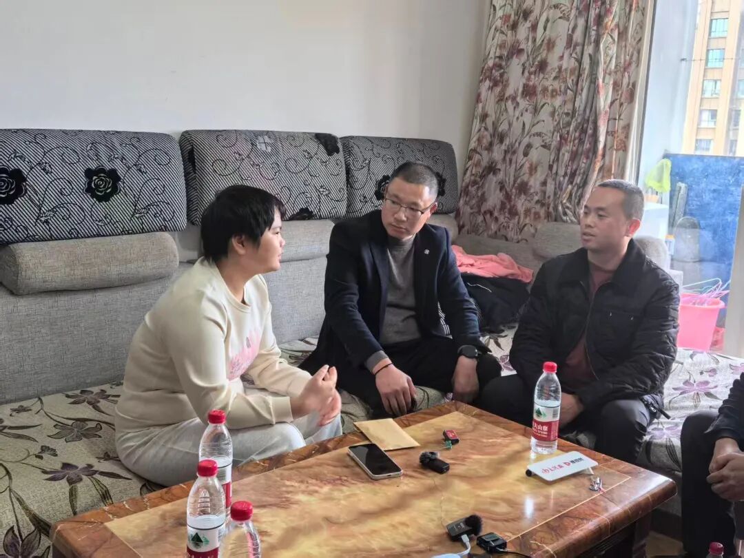 垫江商会代表前来看望胡心瑶。图/九派新闻 马婕盈