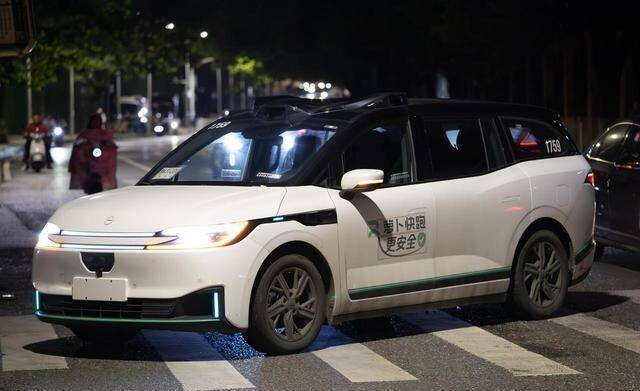 萝卜快跑深夜路中间罢工，无人驾驶应急机制亟需补齐