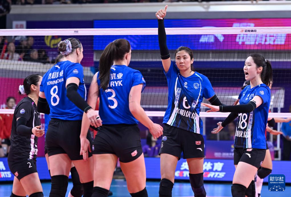 3月31日，上海光明优倍队球员在比赛中庆祝得分。