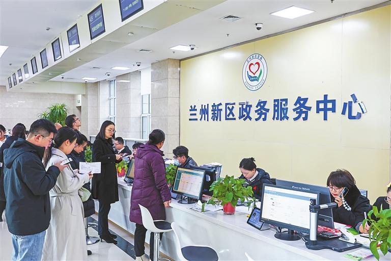 市民在兰州新区政务服务大厅内咨询办理相关业务　新甘肃&middot;甘肃日报记者　冯乐凯