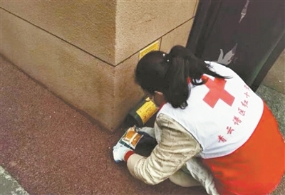 工作人员在投放药物