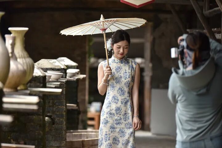 游客在江西省景德镇市陶阳里历史文化街区留影。石卫明 摄