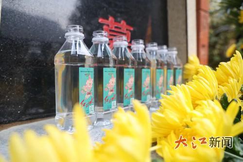 江西瑞金红井水被整齐摆放在墓碑前（瑞金市融媒体中心供图）