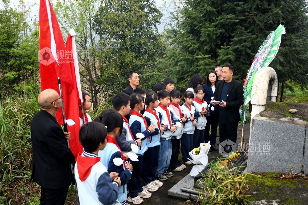 江西南丰：清明祭英烈（图）