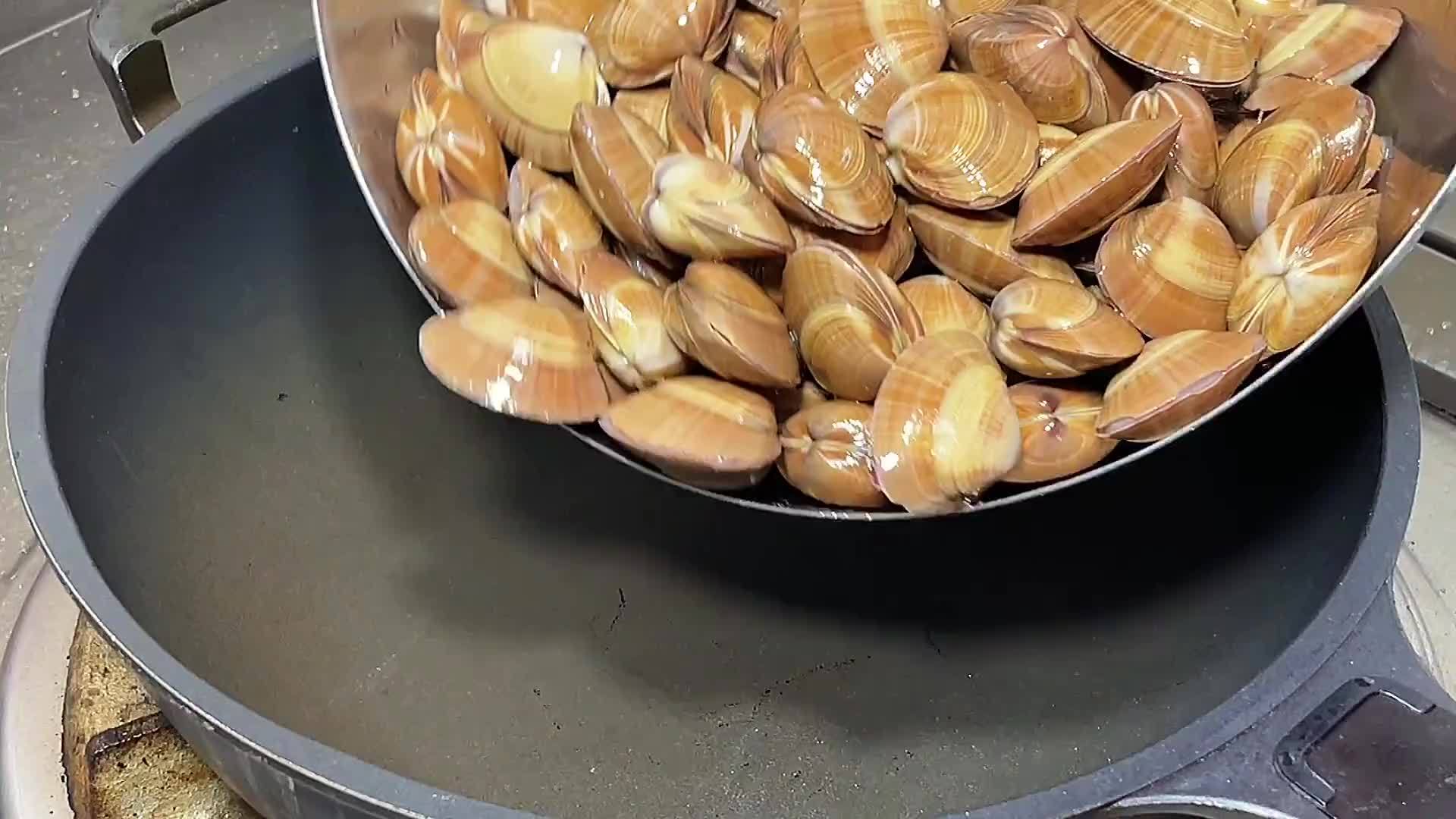 青岛人都这样吃蛤蜊，原汁原味，鲜到连汤都不剩