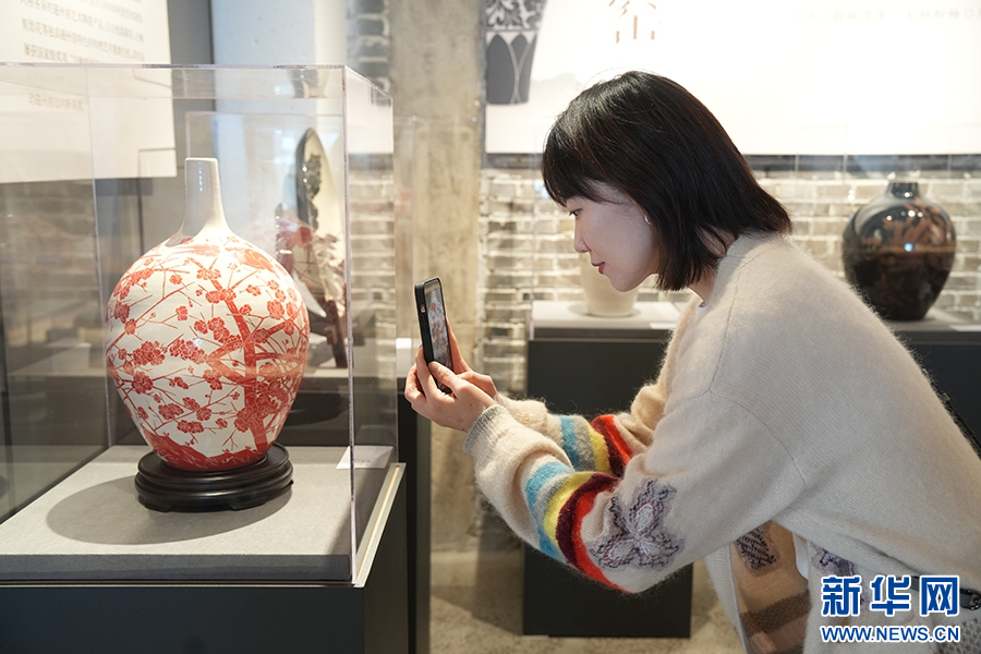 观众观看参展作品。毛鹤然 摄