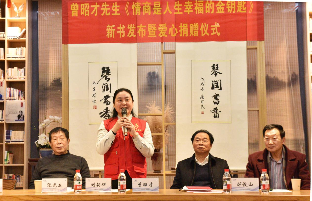 图为：爱心捐赠现场，全国劳动模范、中国好人、全国示范性劳模和工匠人才创新工作室——芙蓉区朝辉劳模创新工作室领衔人刘朝辉女士（左2）发表深情感言。
