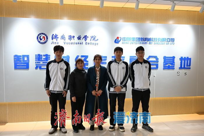 从左至右:马亮、王洪美、王洪英、安浩宇、王洪波