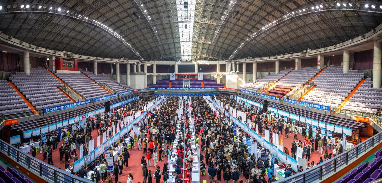 哈尔滨理工大学招聘会现场