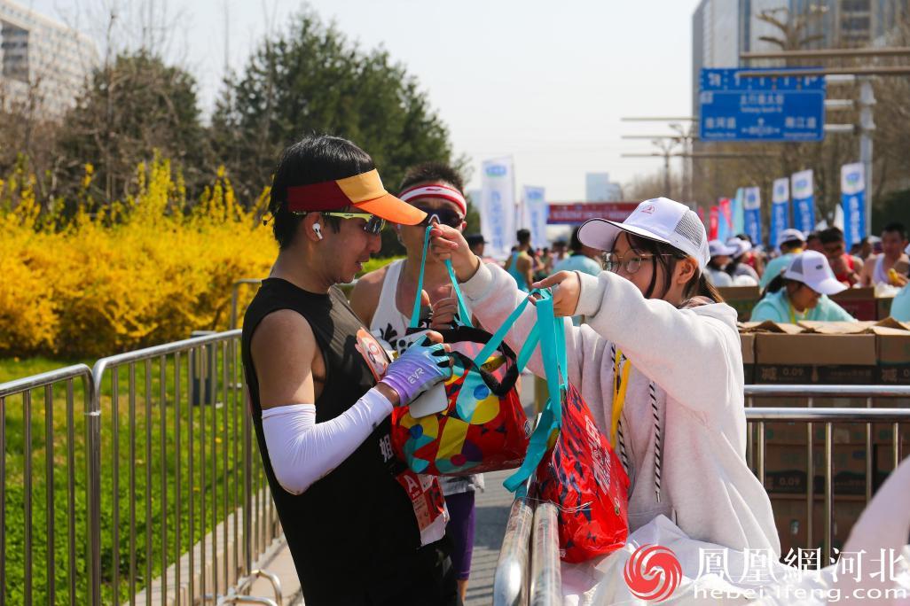 赛事补给站点设置有序，贴心服务为参赛选手保驾护航。李卓然摄