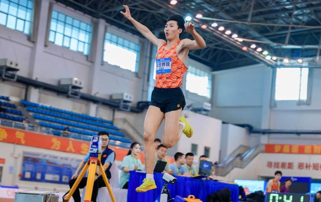 陈世桦锐在男子三级跳远比赛中